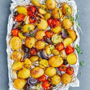 nye-bagte-kartofler-med-tomater